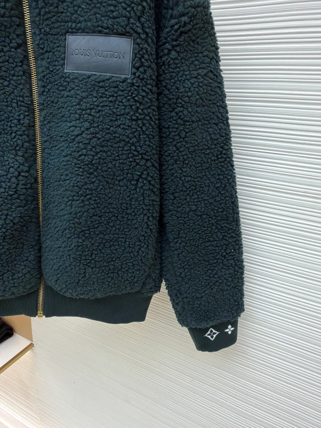 LOUIS VUITTON Teddy sheep wool blended suede tunic jacket ●Authentic product: Purchased and developed by 15881 ●Item number: 1681095-B70 ●Fabric: Lamb wool fabric ●Technology: Positioned cutting machine ●Version: Fitted version ●Weight: about 845 grams ●Size: S-M-L-XL ●Description: Made of high-quality lamb wool fabric, the fluff is fine and soft, rich to the touch, the fluff is tight and even, not easy to shed, ensuring the quality and durability of the jacket; the collar adopts a stand-up collar design, which has been treated with special technology to be stiff and stylish, which can protect the neck from cold wind; the brand on the zipper head The logo is exquisite and compact, adding to the beauty of the details; the brand leather patch on the left chest is made of high-quality material, and the embossed brand logo is clear and three-dimensional, with full texture, which enhances the recognition and high-end sense of the jacket; during the sewing process, the stitches are fine and even, especially the splicing of the lamb wool fabric, which is smooth and firm. The overall wiring is straight and delicate, the fabric is comfortable and soft, and the color is consistent without color difference. It can be matched with the same style to create a fashionable look and control various occasions. Customized accessories, complete with three standards, same style for men and women!